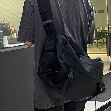 特賣🎀新款旅行大容量斜挎包男運動健身包通懃機能郵差包單肩包背包 公事包 大容量側背男包 單肩防水背包 做生意斜挎包 工地