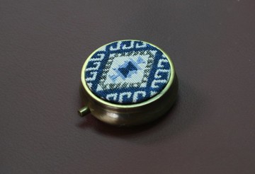 圖騰  古銅款 圓形 分格藥盒 迷你 隨身攜帶 小物 收納盒 藥盒