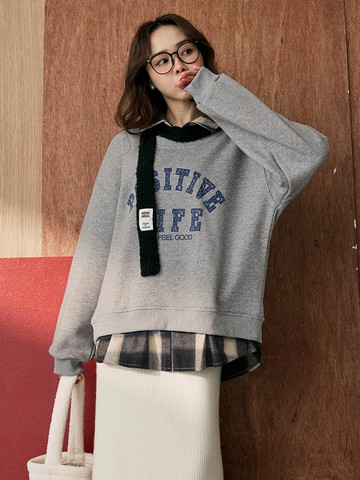 假兩件內刷毛字母拼格襯衫領大學T