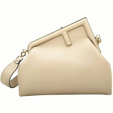 FENDI 芬迪 First 中款 F傾斜設計小羊皮手拿/寬背帶斜背包(裸色)