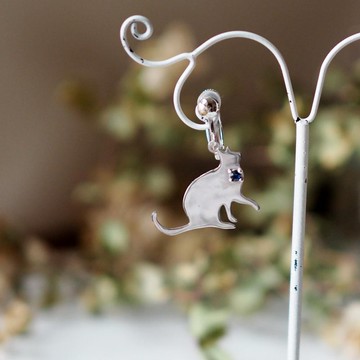 貓剪影耳夾藍寶石一隻耳朵