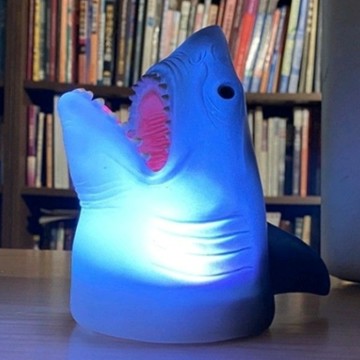 【美家家電】美家家電 鯊魚頭造型小夜燈 拍拍燈 RGB 燈 矽膠氣氛燈