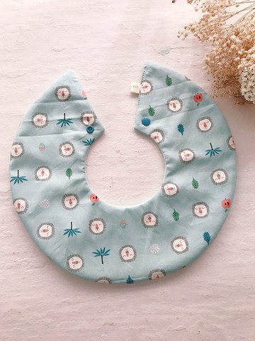 沈睡中的小獅子     360度手工純棉六層紗圓圍兜口水巾