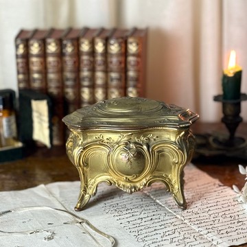 51083-法國古董 19 世紀洛可可風黃銅浮雕珠寶盒