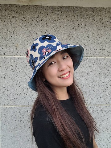 吱吱札札/手工雙面漁夫帽-蠟筆花(藍)