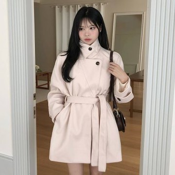 MOCO韓版chi高級設計感立領翻領排扣毛呢料修身綁帶保暖大衣外套