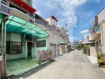 大里十九甲自有車庫可六房大空間臨路透天 ｜台中市大里區公教街