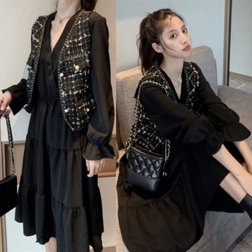 MOCO減齡V領交叉鬆緊腰小喇叭袖蛋糕層次黑色洋裝L~4XL