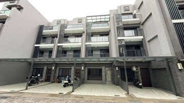 近潭子車站中山路商圈全新雙車位透天別墅間間套房｜台中市潭子區潭富路二段