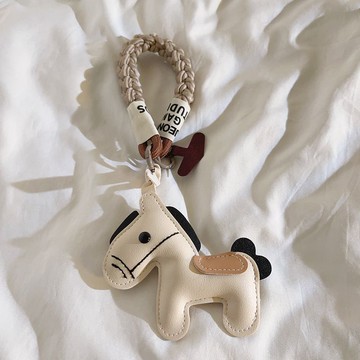 免運🔮創意ins黑色皮質小馬掛件手機掛繩短款麻花繩包包掛飾手機殼通用吊飾 情侶吊飾 鑰匙圈 包包吊飾 質感鑰匙圈