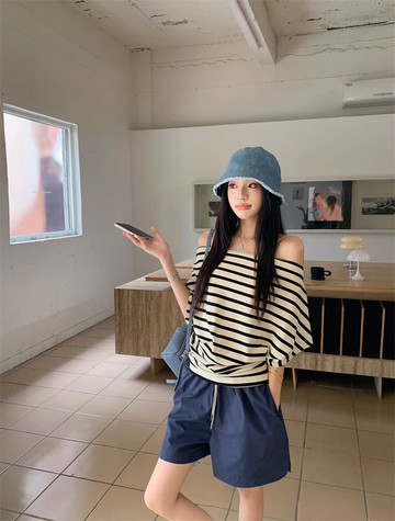 【missy shop】經典顯瘦條紋斜肩上衣鬆緊短褲套裝-85204