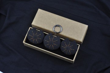 手工刺繡花火貓咪飾品3入 冰箱貼 鑰匙扣吊墜 胸針 黑色