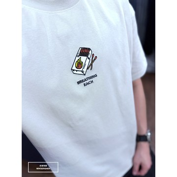 E7th.厚磅Breathing刺繡膠印短T-卡其(E7SN50182503)