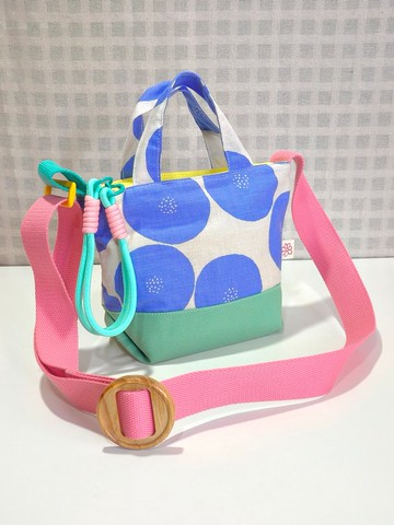 迷你斜背包 日式帆布材質 搭配木質扣環和鑰匙扣