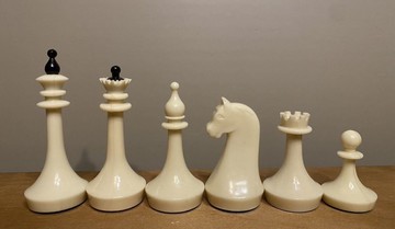 原裝俄羅斯蘇聯卡寶石製西洋棋組，約 1975 至 1980 年。