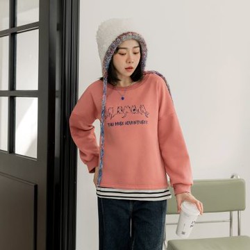 OB嚴選中大尺碼-假兩件條紋拼接貓咪印圖內刷毛上衣《AB14440》