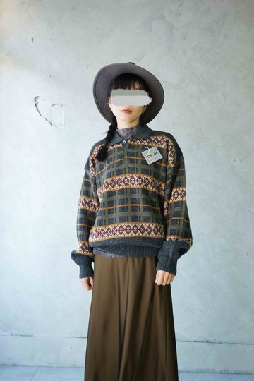 尋寶古著-全新品幾何緹花深灰polo領親膚復古毛衣