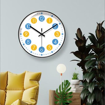 奶油風鐘表掛鐘現代網紅時鐘藝術2025新款創意客廳石英鐘家用靜音