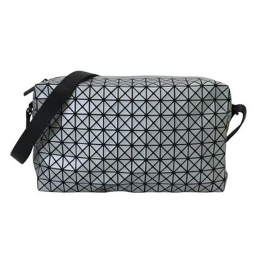 ISSEY MIYAKE  BAOBAO BAOBAO 幾何細方格斜背馬鞍包(霧灰銀)