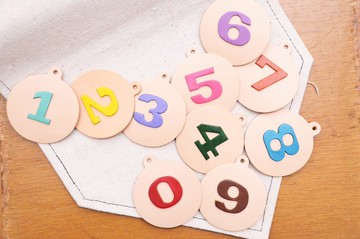 【頭文字系列・貳】數字植鞣皮塊 ｛買3送1｝手工皮革裝飾 鎖匙扣配件 個人化 皮革DIY