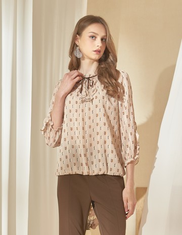 ★【喜芝梅】花紋詩意 荷葉領口蝴蝶繫繩裝飾柔軟舒適百搭上衣(米色；M-2L) 224093041