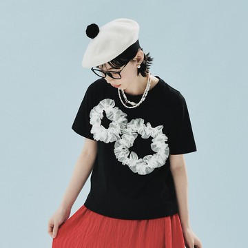 白色蕾絲花黑色T恤 / t-shirt