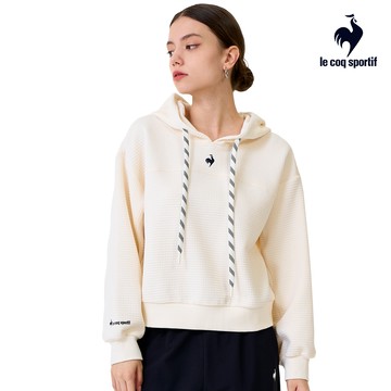 【LE COQ SPORTIF 法國公雞】女款香草色連帽T恤LWW22232