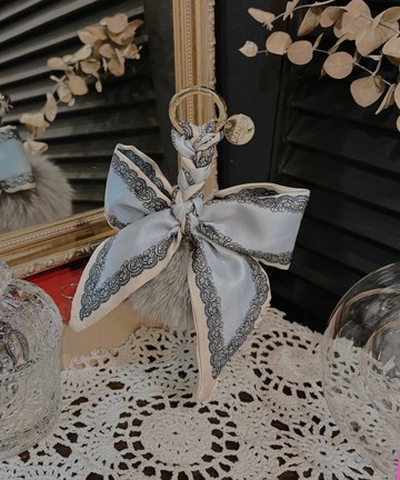 絲巾蝴蝶結狐毛球圓牌吊飾-藍境漫語-小美好系列(BC96494-39)