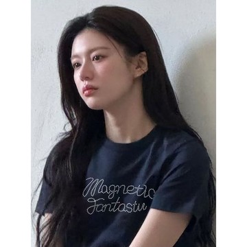 高允真同款 韓系簡約字母印花 藏藍色短袖 T 恤 女夏季寬鬆正肩版型 氣質百搭 柔軟親膚 日常通勤約會 韓風休閒潮流上衣