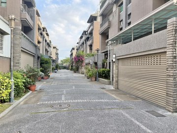澄清湖║大地坪大面寬║ 社區型併排雙車墅｜高雄市鳥松區松竹街