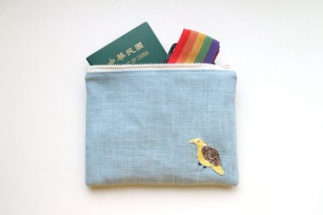 中 手工刺繡拉鍊包  / 黃色小鳥