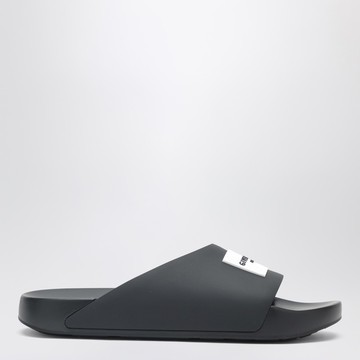 Label flat mules in black rubber