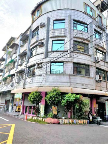 岡山忠誠街角窗｜長期收租精選店住｜高雄市岡山區忠誠街