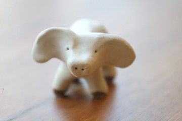 【畢業禮物】豬的世界四隻腳捲尾巴笑小豬療癒手捏醜萌可愛豬陶偶