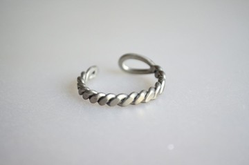 鈦金屬戒指 = 白銀結 = 半彈性尺寸