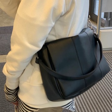 【A classic】男士大容量PU上學通勤包亮黑色(斜背包)