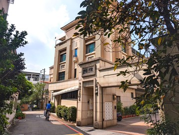 專簽｜明道中學旁輕屋齡社區別墅｜屋況極優｜前院停車｜台中市烏日區中山路一段