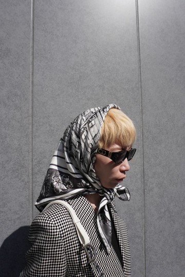 【日本直送 名牌中古包】Christian Dior 絲巾 黑×白 30 Montaigne 絲綢 vintage 古董 2dn4gf