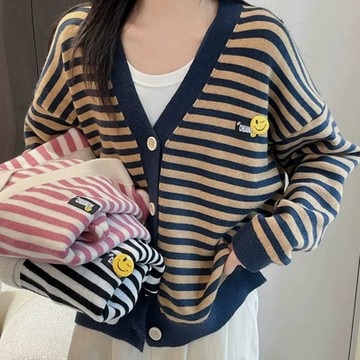 La Belleza學院風V領配色橫條笑臉別針標籤寬鬆排釦保暖加厚針織毛衣外套