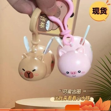 全店免運🎁💫飛行飛天水豚鑰匙扣 創意卡通卡皮巴拉公仔 趣味背包掛飾 情侶小禮物 造型吊飾 禮品贈品 ENT5