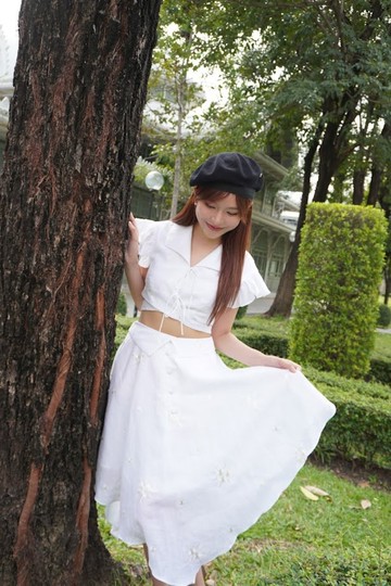 麻布刺繡花卉連衣裙 喇叭袖背部綁帶 飄逸裙擺