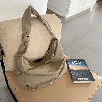 ins是阿月鴨日系百搭餃子包春夏簡約單肩斜跨文藝尼龍帆布托特包