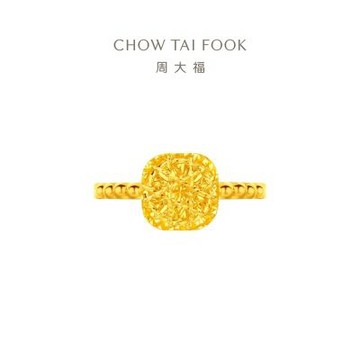 周大福 時尚精緻爆閃小方糖黃金戒指_計價黃金(港圍12號)