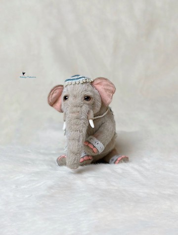 灰色大象逼真的玩具