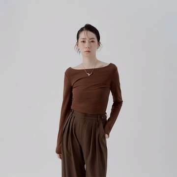 QUEENSHOP_F 素色平領彈性設計長袖上衣-咖 現+預 【01099235】