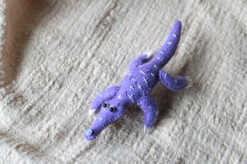 立體手縫偶別針 / 灰色小鱷魚