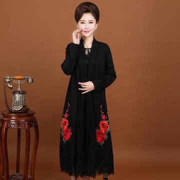 典云間春秋新款中年女裝繡花大碼披肩風衣開衫外套媽媽裝高檔外套