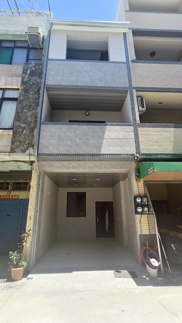 Ⓣ市中心即可入住漂亮車庫透天｜高雄市苓雅區廣東一街