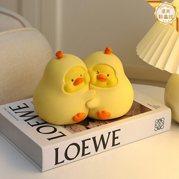 【治癒系萌物】抱抱鴨擺件 桌面擺件 生日禮物 女生禮物 閨蜜禮物 情侶禮物 創意小禮物 永不分梨設計 治癒解壓 可愛桌面裝飾