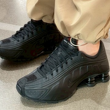 NIKE W SHOX R4 全黑 黑武士 彈簧鞋 "TRIPLE BLACK" 氣墊  男女鞋 AR3565-004